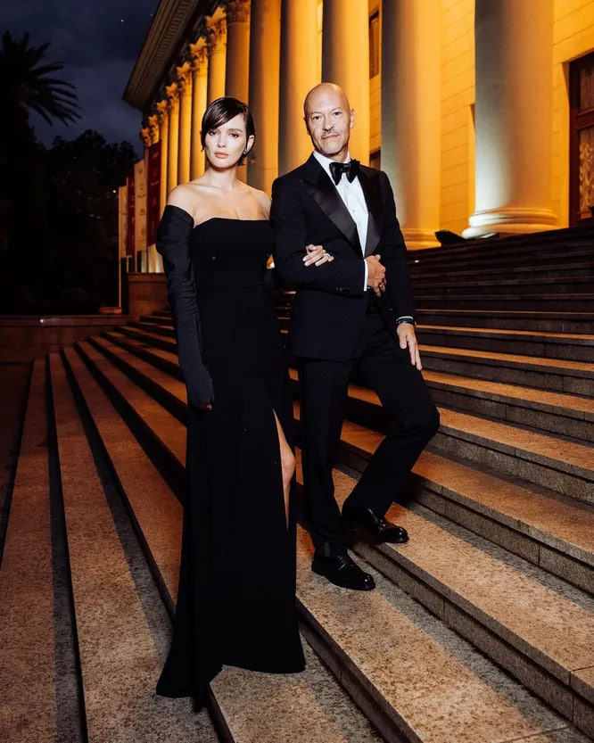 Развод и горькая потеря : 58-летний Бондарчук и 49-летняя Исакова вместе, «Она словно сияет изнутри»