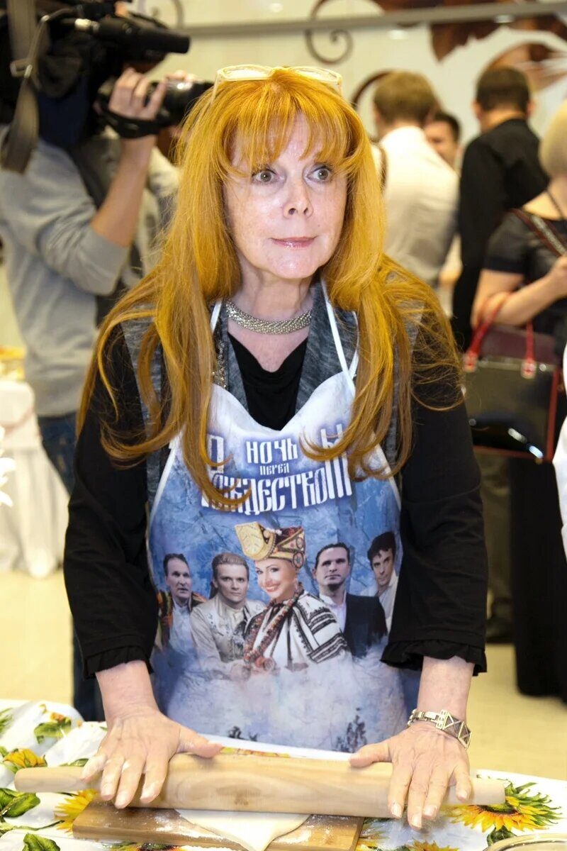 Сегодня Клара Новикова продолжает радовать зрителей на театральной сцене.