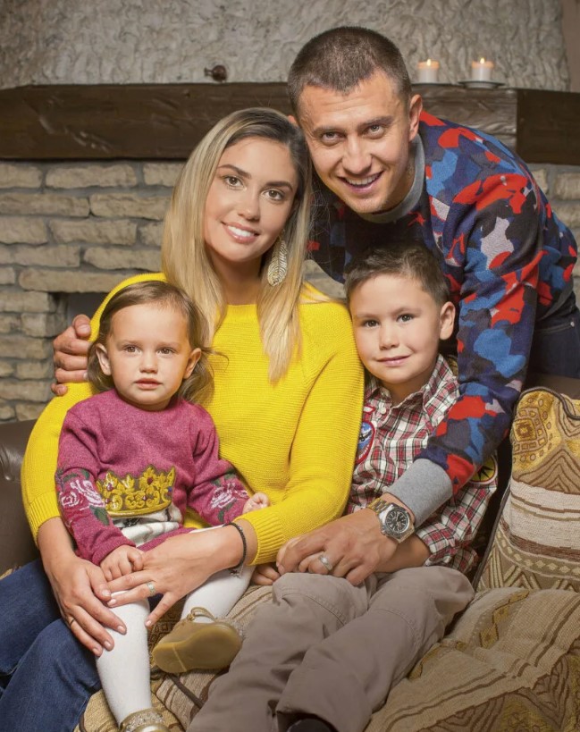 Агата родила Прилучному двоих детей.