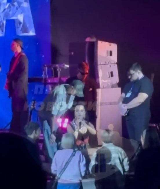 Певица Слава вступила в диалог с разгневанной зрительницей, предложив вернуть деньги.