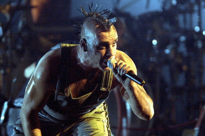 Вокалист Rammstein Тилль Линдеманн на церемонии MTV Europe Music Awards во Франкфурте в 2001 году.