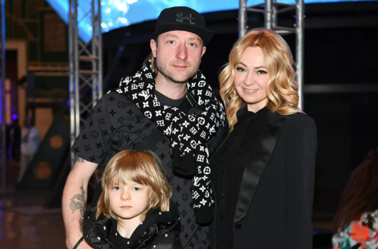 Александр Плющенко с родителями Евгением и Яной.