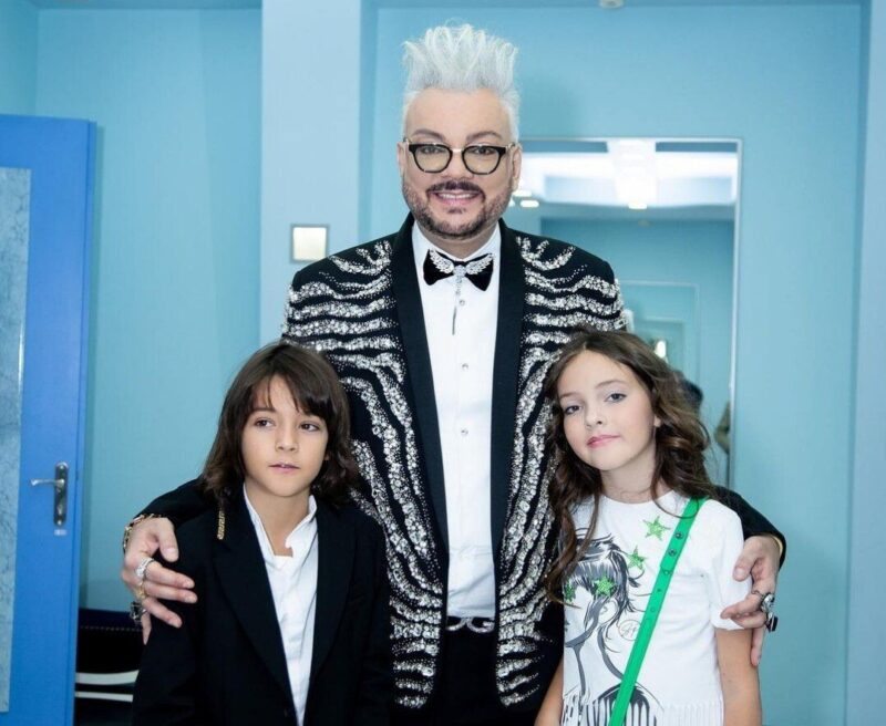 Алла-Виктория демонстрирует свои художественные таланты.