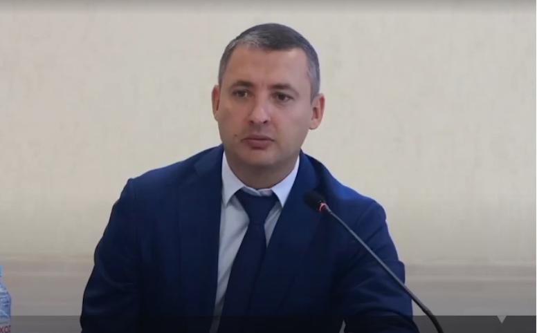 Судебные разбирательства начались с иска чиновника против пенсионерки.