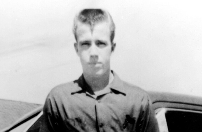 Он разменял пятый десяток, но стал «непобедимым», а его жизнь — череда испытаний: Чак Норрис: как он спас жену от «смерти в глазах» и почему его называют «совершенствующимся»?