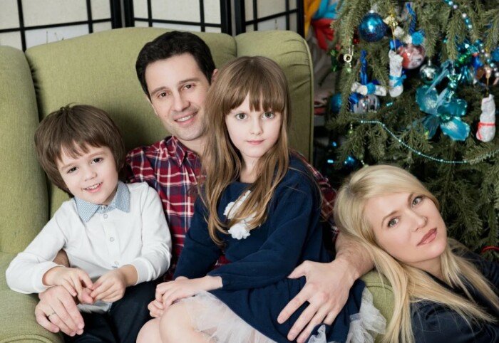 «Ты совершенно чужой мне человек»: 25 лет идеального брака, где муж контролировал каждый шаг, а жена не считает себя жертвой