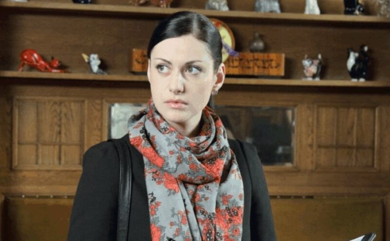 Маленькая Злата на съёмочной площадке, ещё не зная, что ей предстоит вырасти перед миллионами зрителей.