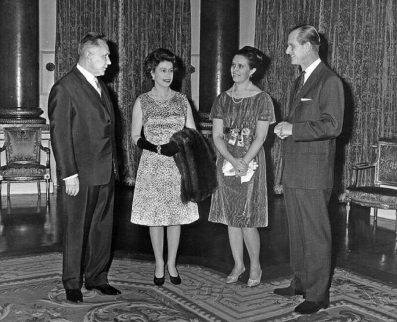 Историческая встреча: Алексей Косыгин с дочерью Людмилой, королевой Елизаветой II и принцем Филиппом в Лондоне.