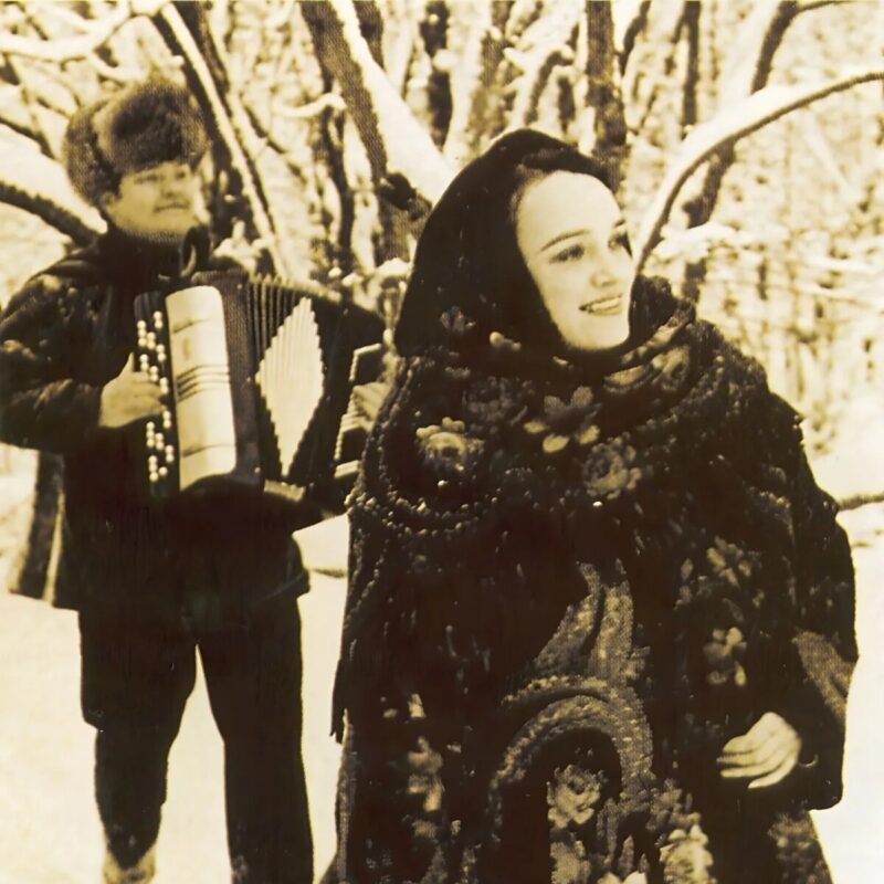 Свадебное фото Надежды Кадышевой и Александра Костюка, запечатлевшее начало их семьи.