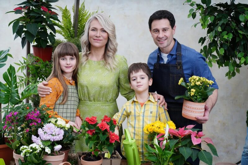 Счастливая семья Макарских в полном составе: Антон, Виктория, Маша и Ваня.