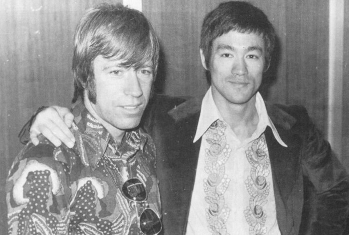 Он разменял пятый десяток, но стал «непобедимым», а его жизнь — череда испытаний: Чак Норрис: как он спас жену от «смерти в глазах» и почему его называют «совершенствующимся»?