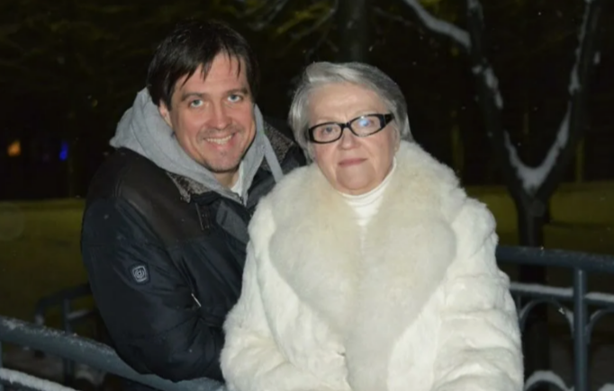 Денис Матросов с матерью, чье вмешательство изменило его судьбу.