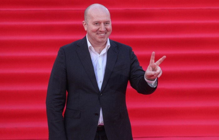 «Лишний в семье, на краю пропасти»: как Сергей Бурунов, пережив предательство и алкоголь, обрел любовь и борется со страхом стать отцом