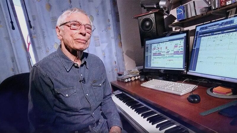 Композитор Александр Зацепин за работой над одной из своих знаменитых мелодий.