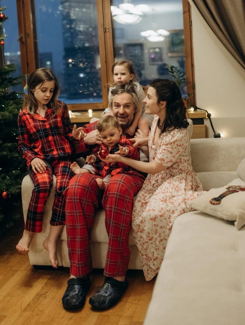 Актриса продолжает активно работать, чтобы содержать семью