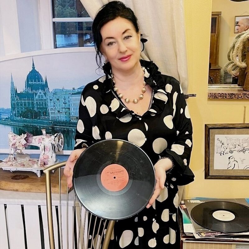 Артистка в окружении коллег и друзей на одном из выступлений.