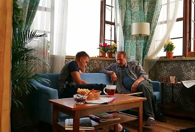 Вид на сад: панорамные окна открывают живописный пейзаж ухоженного участка.