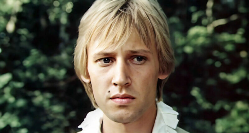 Звезда с синими глазами, чья улыбка скрывала годы отчаяния и борьбы: Дмитрий Харатьян — «Либо я, либо бутылка» — как ультиматум жены изменил жизнь «гардемарина» в 65 лет и почему распалась дружба с Жигуновым.