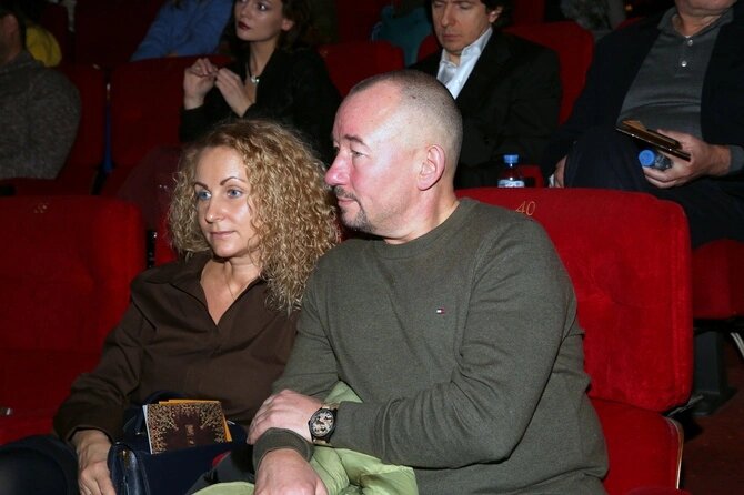 Сегодня Артём Шейнин ведёт программу «Время героев», где царит более спокойная атмосфера.