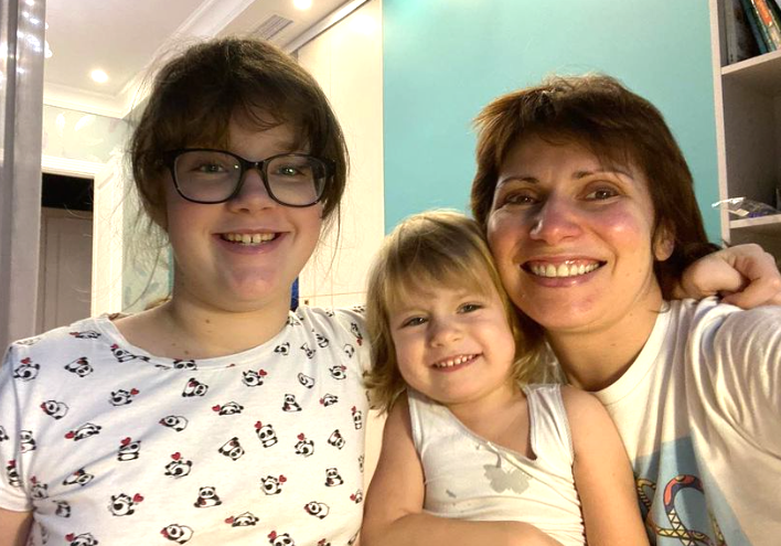 Две сестры, объединенные крепкой семейной связью.