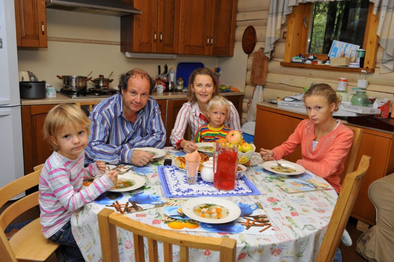 «Мне повезло, я рано нашел дело своей жизни», – говорил он, пережив смерть ребенка и жены: Как режиссер Дмитрий Астрахан в 38 лет встретил судьбу в метро и построил многодетное счастье