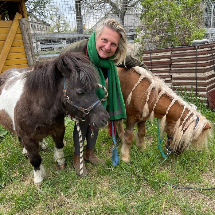«Нашла свою Россию»: почему 53-летняя экс-глава МИД Австрии променяла европейскую политику на рязанскую деревню и теперь рискует потерять гражданство