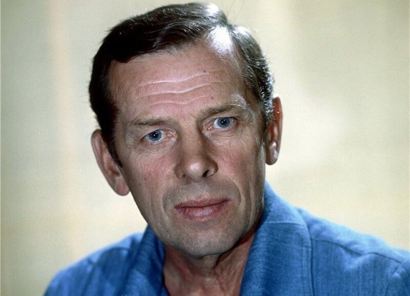 Молодой Георгий Жжёнов обладал особой мужественной красотой.