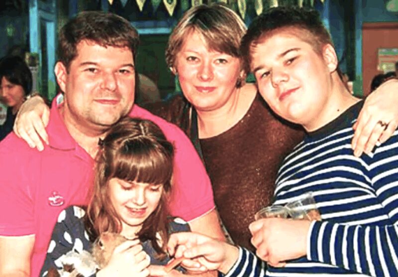 Незыблемое благополучие: Сергей и Ирина Бабаевы с подросшими детьми, Никитой и Лизой.