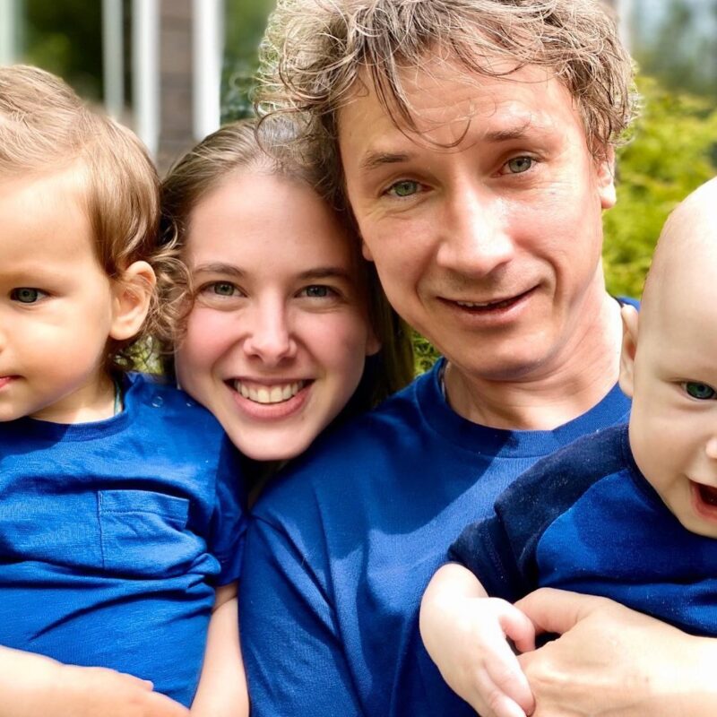 Многодетный отец Александр Яценко наслаждается временем с сыновьями.