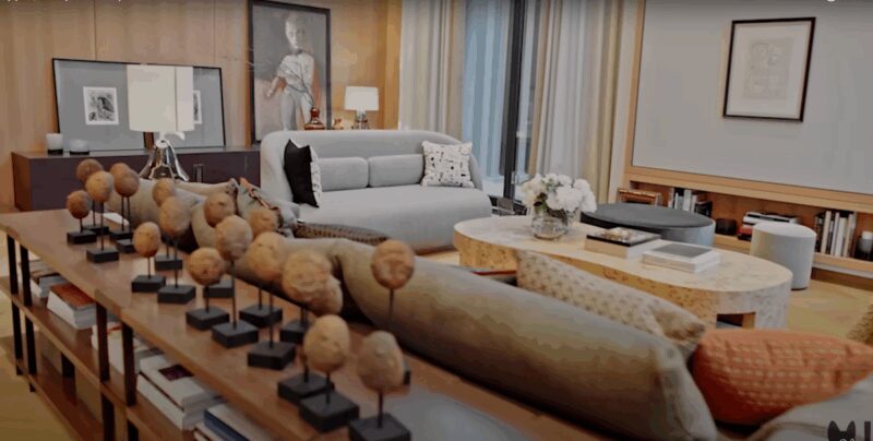 Телевизор в гостиной искусно замаскирован под картину, сохраняя эстетику пространства.