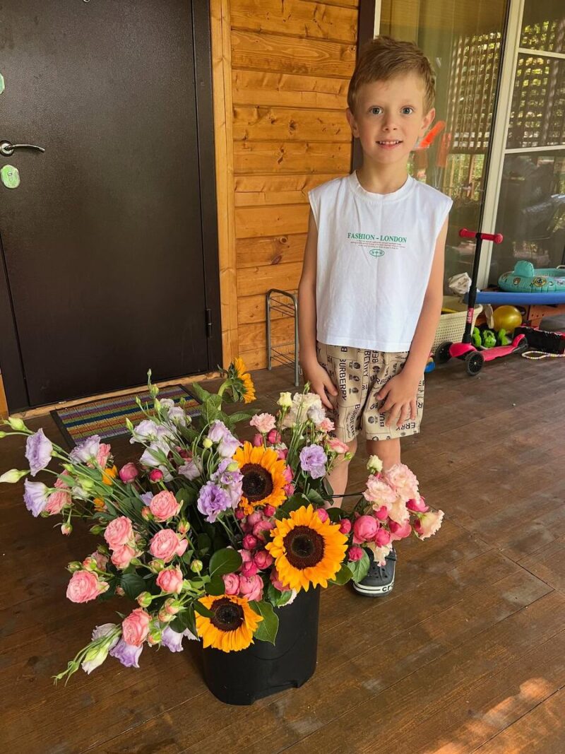 Алиса и Саша часто гостят у бабушки, мамы Глеба, которая окружает их любовью.