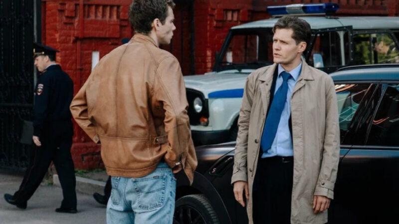 Несмотря на трудности, Евгений Санников успешно окончил театральную академию в 2013 году.