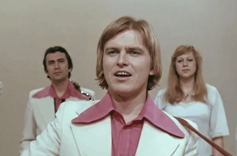 Момент триумфа: сцена утопает в цветах, подаренных восторженными поклонницами.