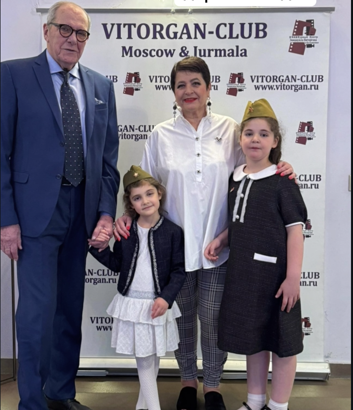 Эммануил Виторган и Ирина Млодик с младшей дочерью Кларой.