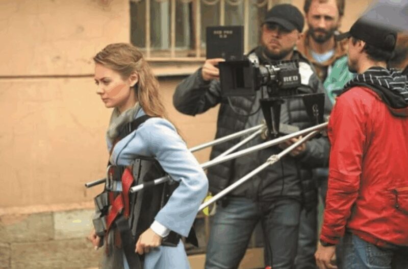 Актриса не боялась рисковать, выполняя сложные трюки на съемочной площадке.