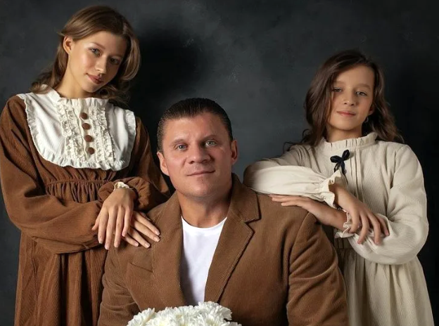 Валерий Юшкевич с дочерьми Мартой и Умой.