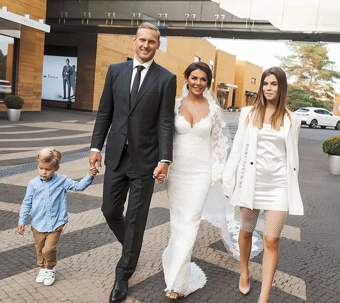 Свадебный день Анны Седоковой и Яниса Тиммы в окружении детей певицы.