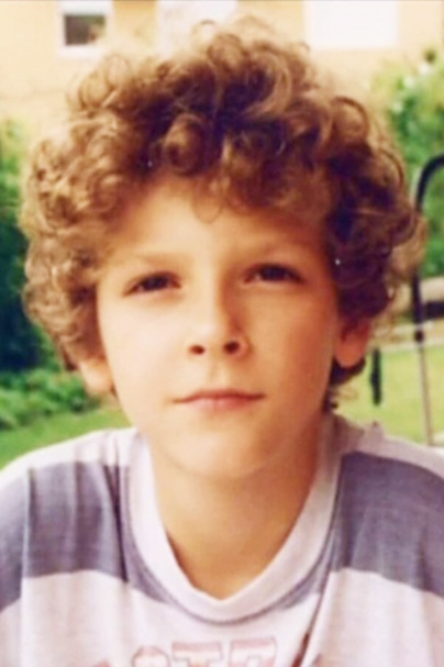 Судьбоносная роль в «9 роте» открыла для Крюкова мир кинематографа, куда он попал благодаря дяде.