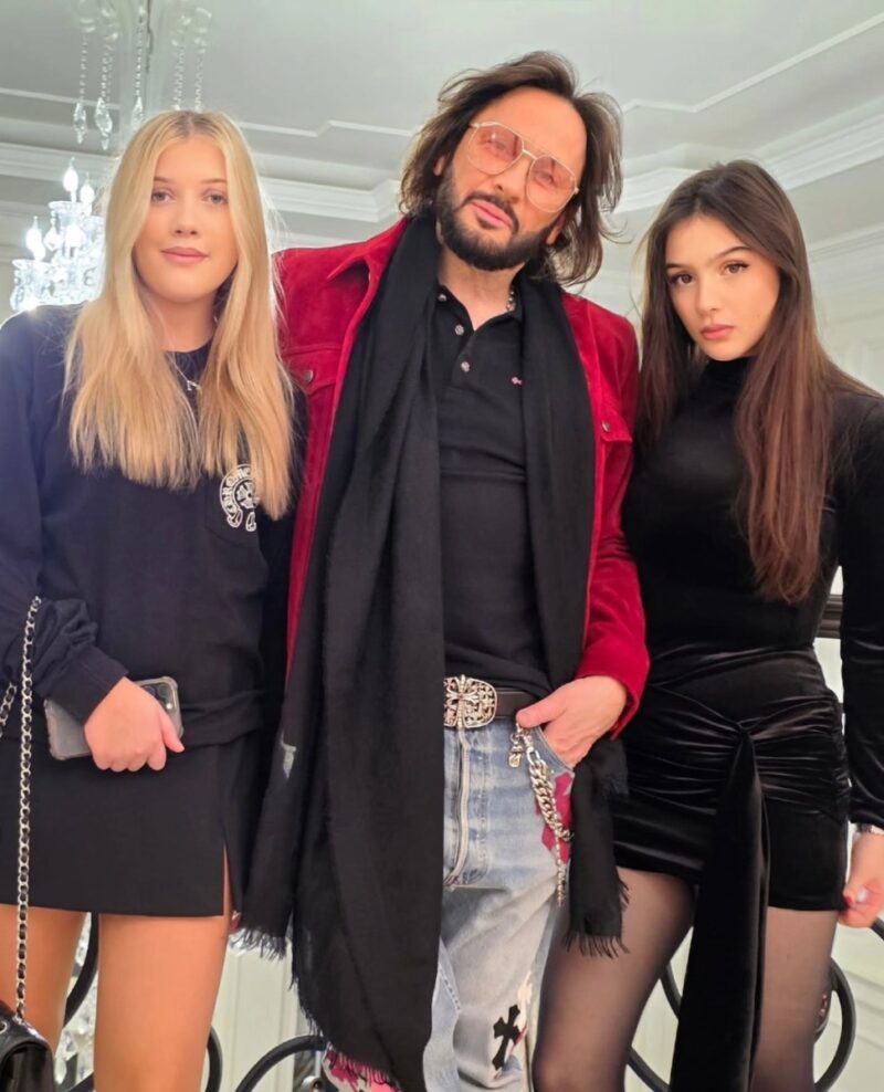 Стас Михайлов в окружении дочерей