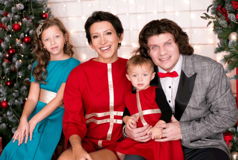 Счастливая семья Елены Борщевой: муж Валерий и дочери Марта с Умой.