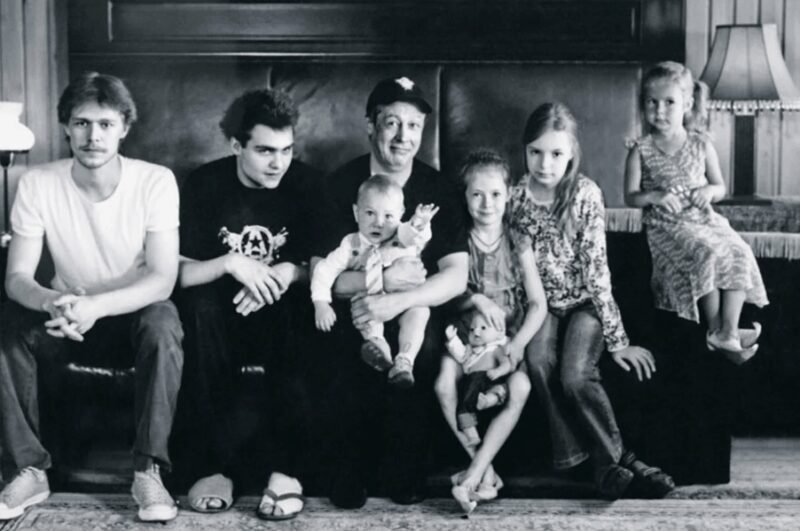 Михаил Ефремов с Софьей Кругликовой и детьми.