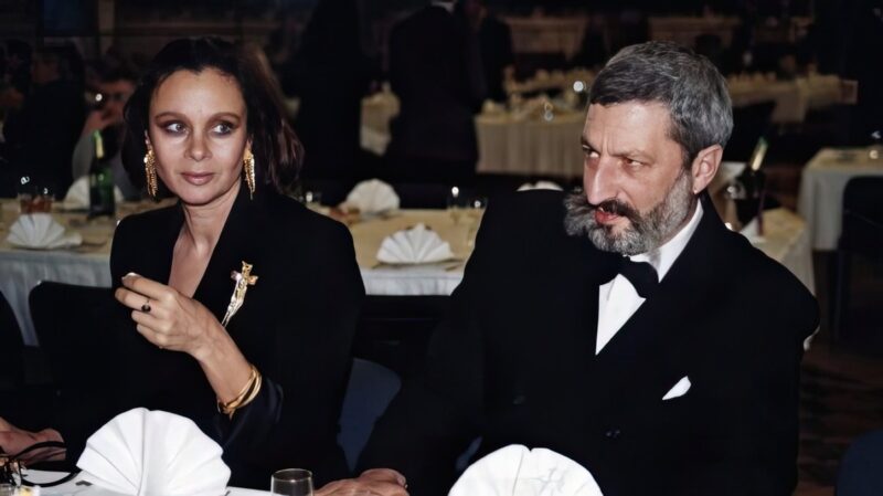 Актриса Любовь Полищук на сцене.