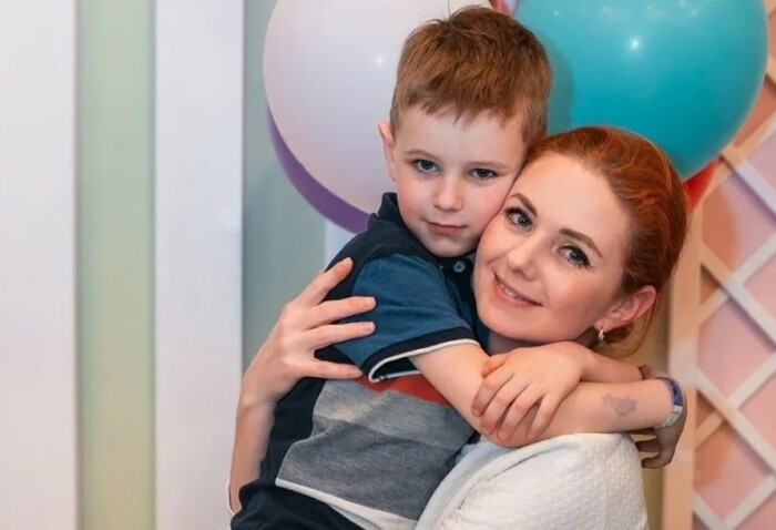 Едва не погибла от голода и пережила предательство: Лена Катина из t.A.T.u. спустя 20 лет «учится быть мамой»