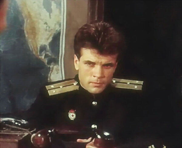 Кадр из культового фильма «Секретный фарватер» (1986), принесшего Анатолию Котенёву всесоюзную известность.