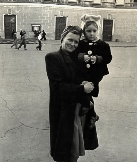 Юная Татьяна в объятиях матери, в самом начале жизненного пути.