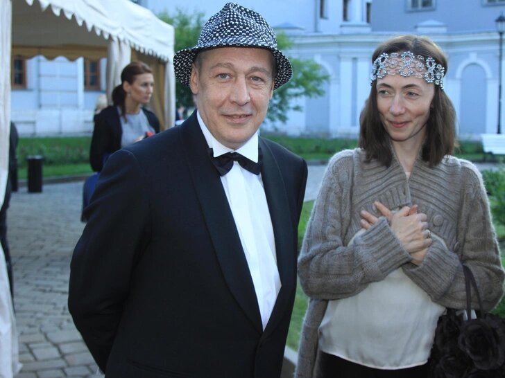 Самый продолжительный брак Михаила Ефремова был с Софьей Кругликовой.
