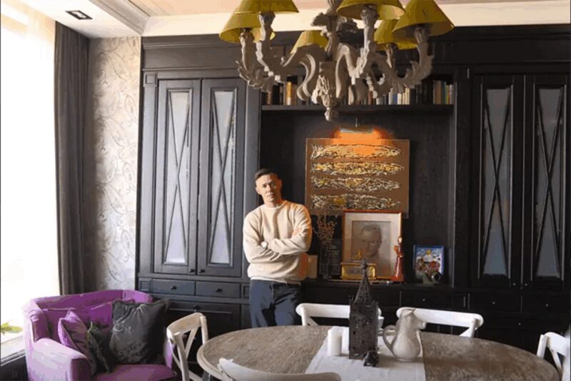 Оригинальный шкаф с матовыми стеклянными дверцами, хранящий памятные вещи и награды.