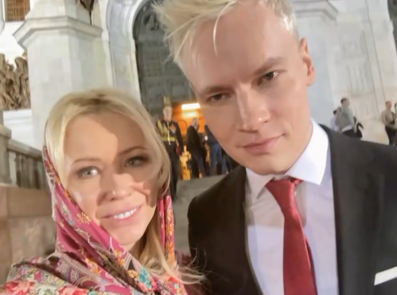 Мать артиста активно защищает сына в Сети.