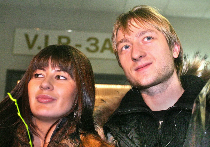 Молодые родители Евгений и Мария с сыном Егором.