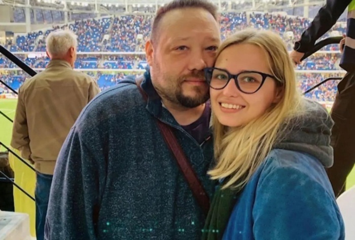 Аглая Шиловская на съёмочной площадке, погружённая в работу.